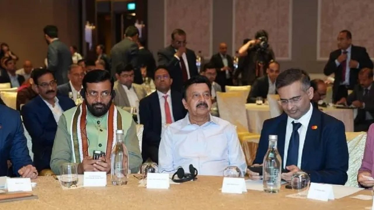  मुख्यमंत्री नायब सिंह सैनी ने सिंगापुर दौरे के दूसरे दिन सोमवार को सिंगापुर इंडिया नेटवर्क फार ग्रोथ फोरम में छत्तीसगढ़ के मुख्यमंत्री विष्णु देव साय के साथ उद्यमियों संग चर्चा की।
