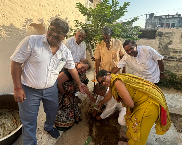 धारूहेड़ा: नंदरामपुर बास में पौधारोपण करते हुए आयोजक 