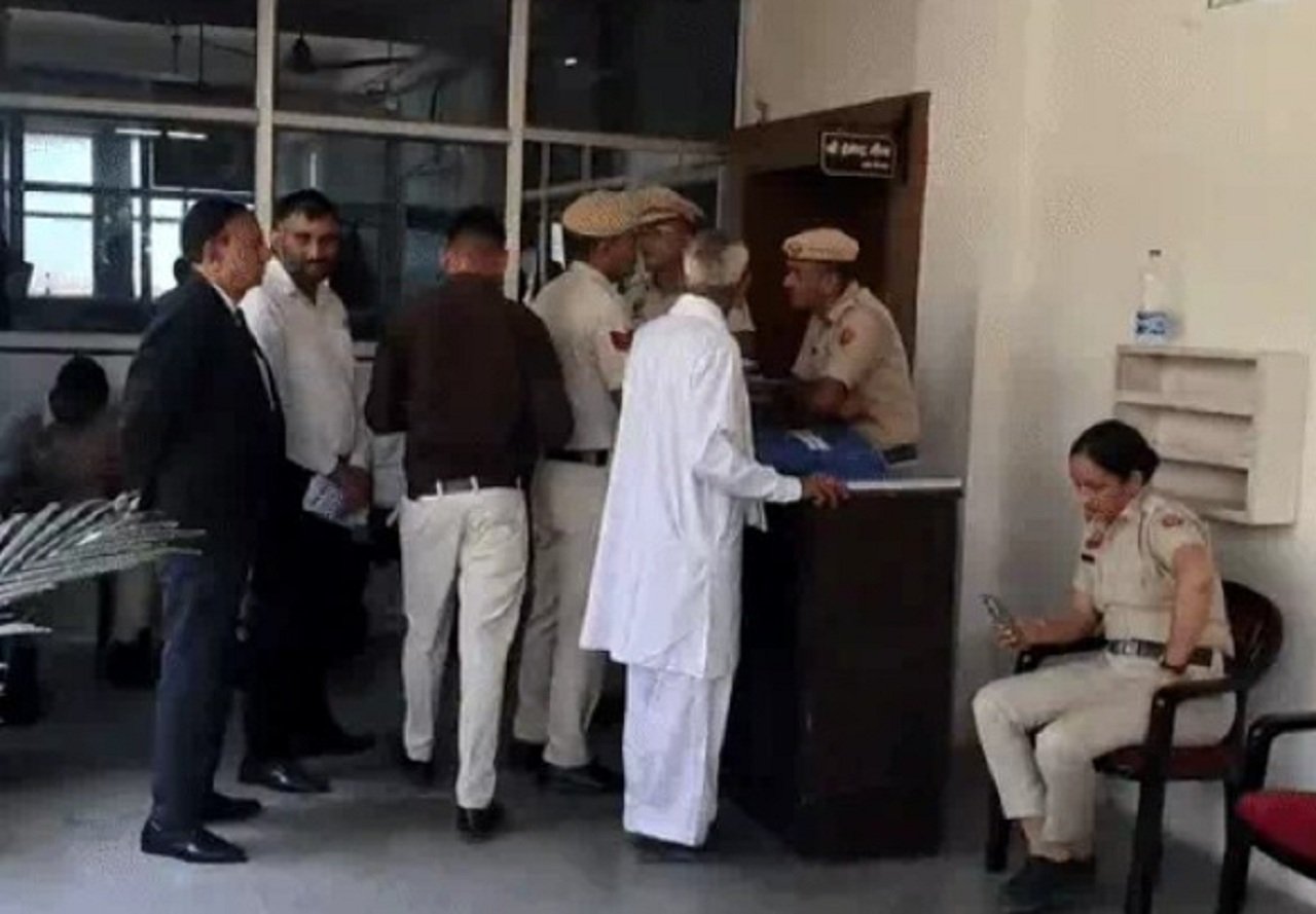 एडवोकेट के घर छीपा था पुलिसकर्मी, SP रेवाड़ी के पास पहुंचा मामला ! एडवोकेट के घर दरबाजे के पीछे छीपा था पुलिसकर्मी, एसपी रेवाड़ी के पास पहुंचा मामला