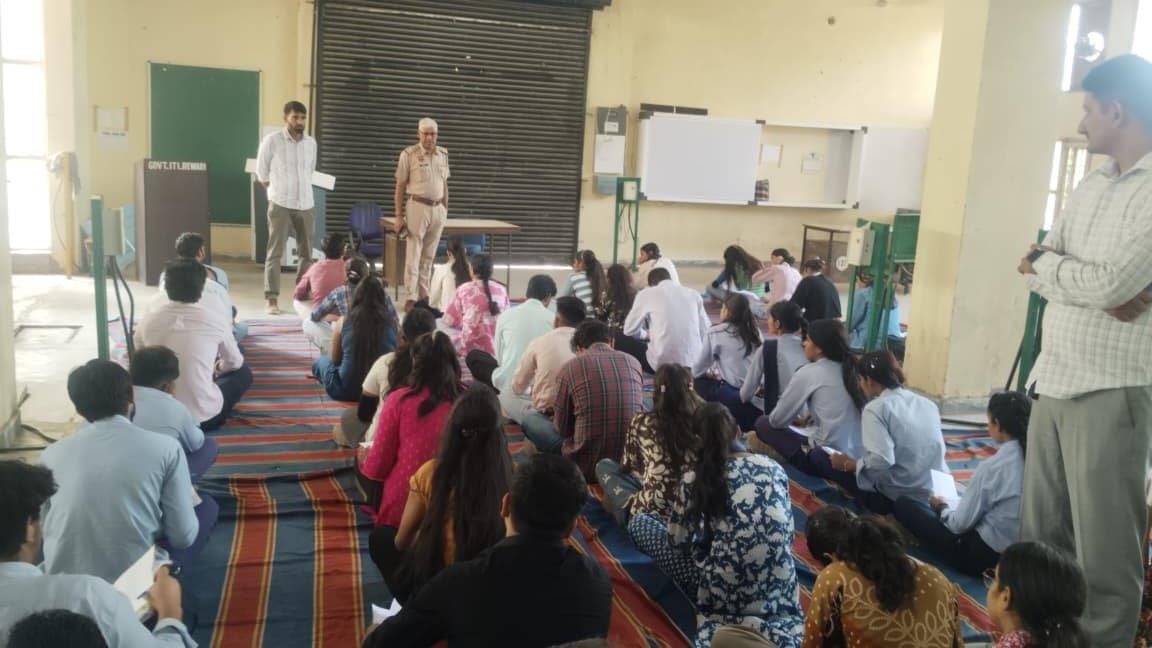 यातायात नियमों पर आधारित दूसरे राउंड की ब्लॉक स्तरीय सड़क सुरक्षा प्रश्नोत्तरी परीक्षा आयोजित की गई